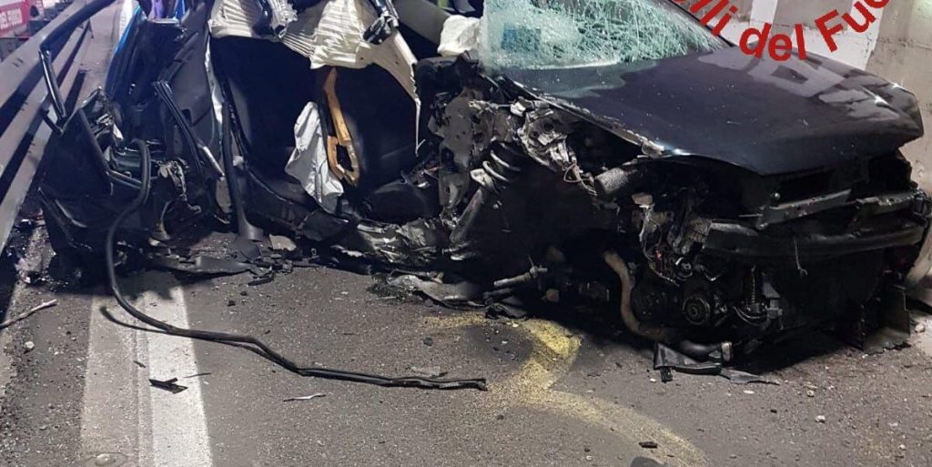 Pauroso schianto in galleria a Dongo: feriti due giovanissimi