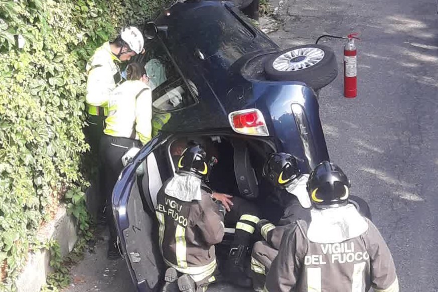 Auto si ribalta e si ferma contro un muro: due ragazze incastrate tra le lamiere
