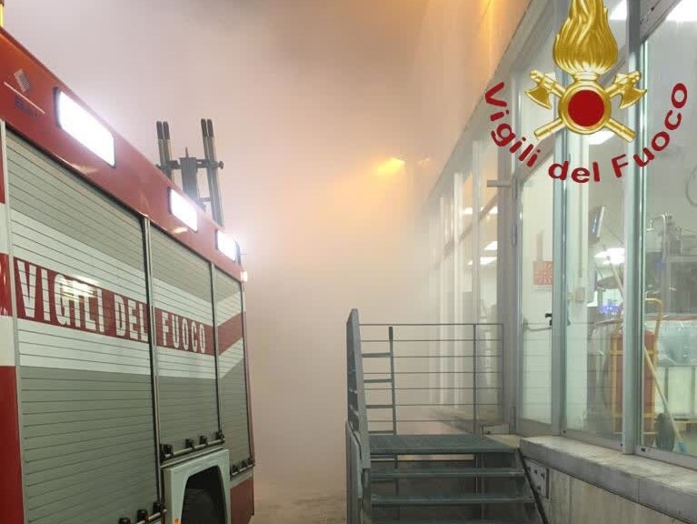 In fiamme nella notte il compattatore della carta della Cosmint