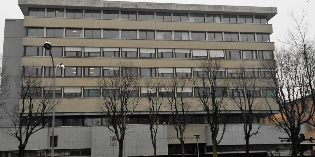 Nascondeva cocaina e 4231 monete da 2 euro false: patteggia 4 anni e mezzo
