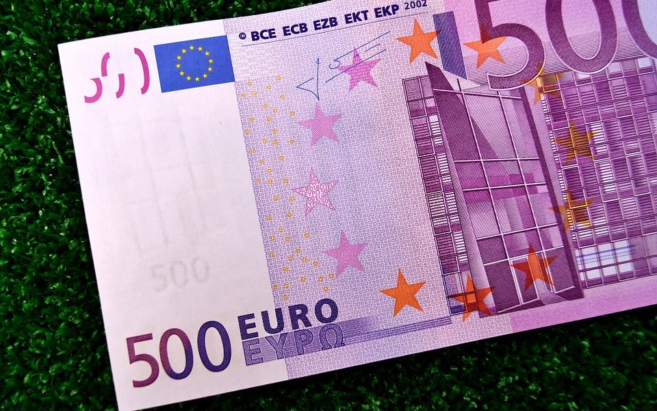 Busta con 500 euro per risarcire il computer rubato dal figlio