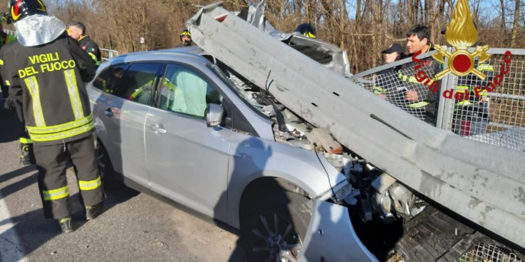 Con l’auto contro il guard rail: grave un 60enne soccorso a Lomazzo