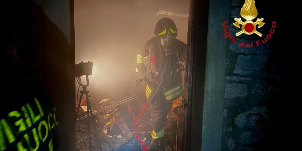 Legnaia in fiamme a Faggeto Lario: intervento nella notte dei vigili del fuoco