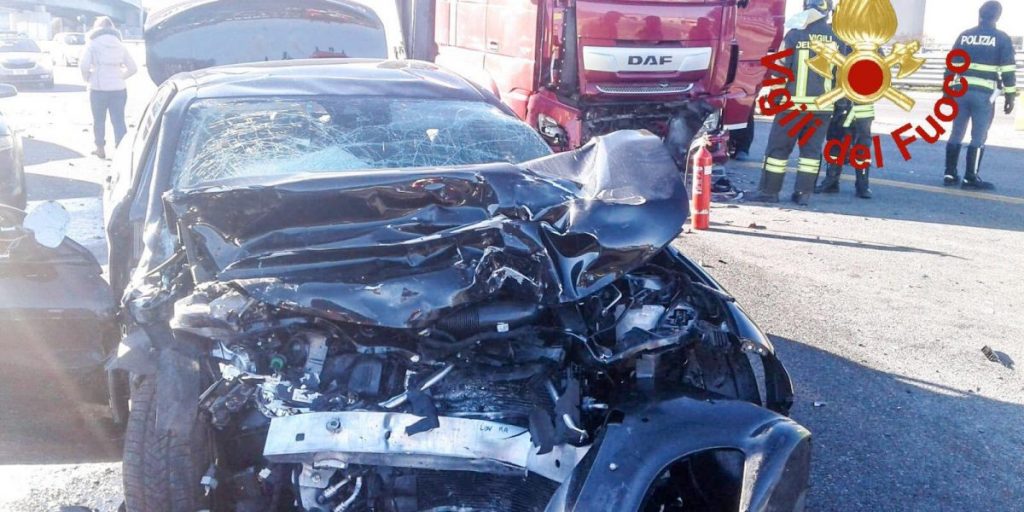 Frontale in A9 tra auto e tir: in ospedale una intera famiglia di Lucerna