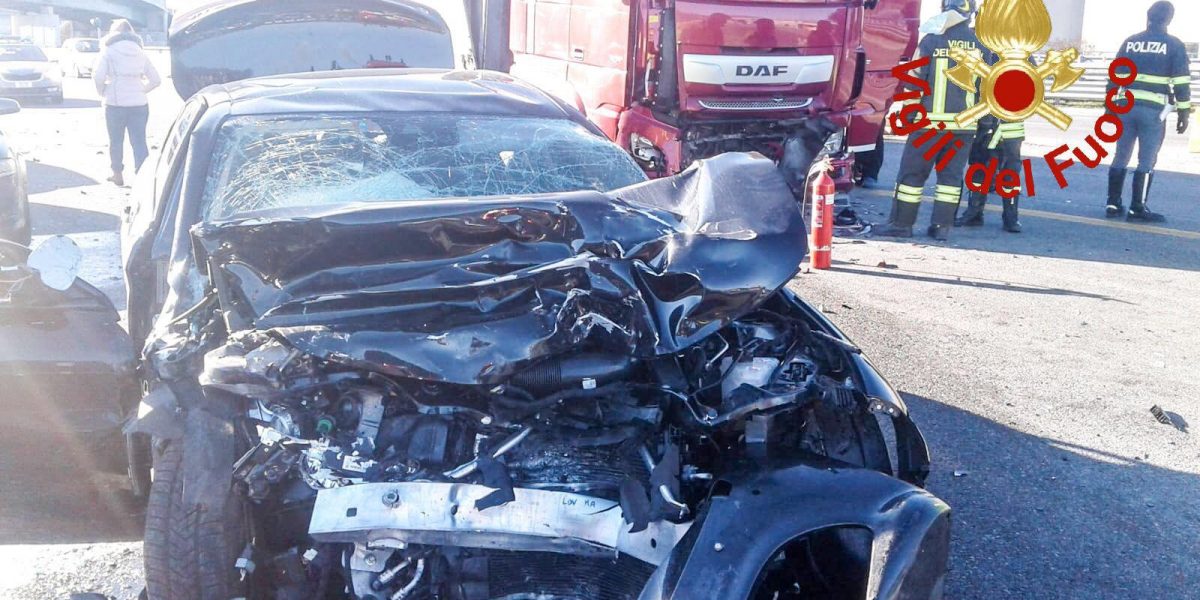 Frontale in A9 tra auto e tir: in ospedale una intera famiglia di Lucerna