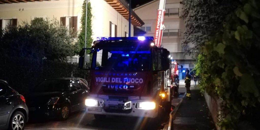 Erba, il tetto di un’abitazione prende fuoco