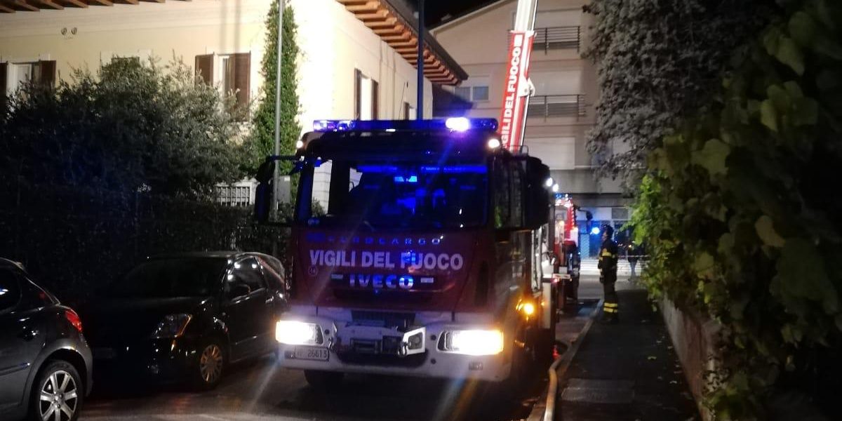 Erba, il tetto di un’abitazione prende fuoco