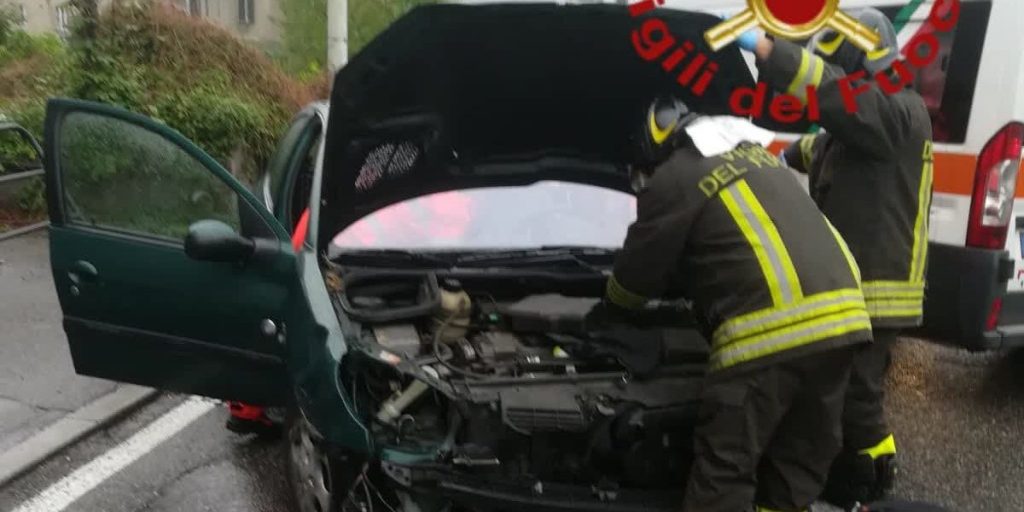 Ancora un incidente sul curvone della Napoleona: donna estratta dalle lamiere