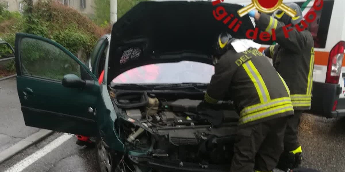 Ancora un incidente sul curvone della Napoleona: donna estratta dalle lamiere