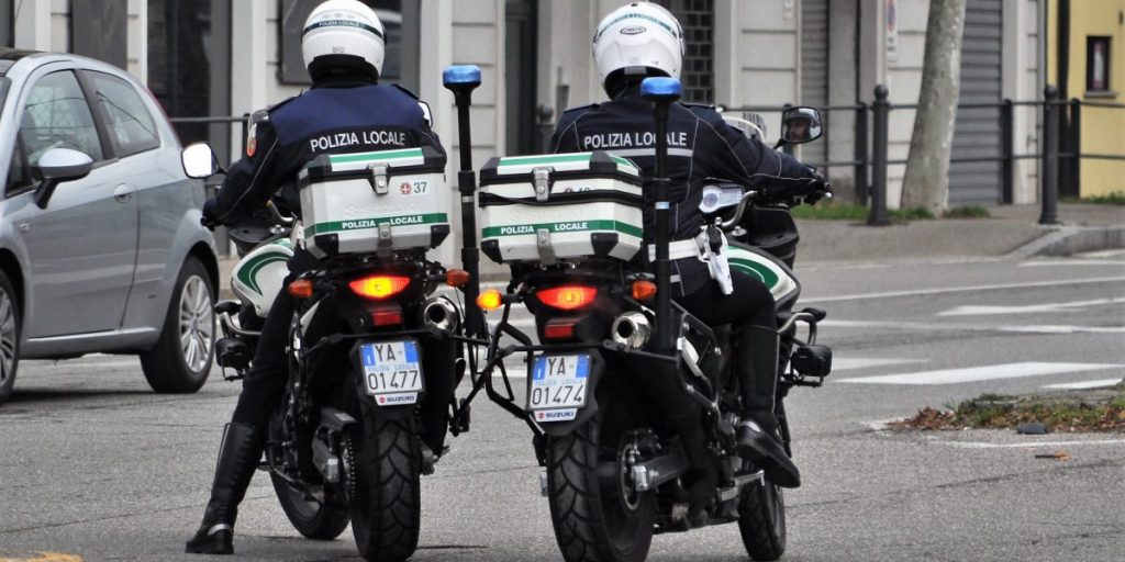 Inversione di marcia in Napoleona: causa in incidente e scappa. Individuato il “pirata”