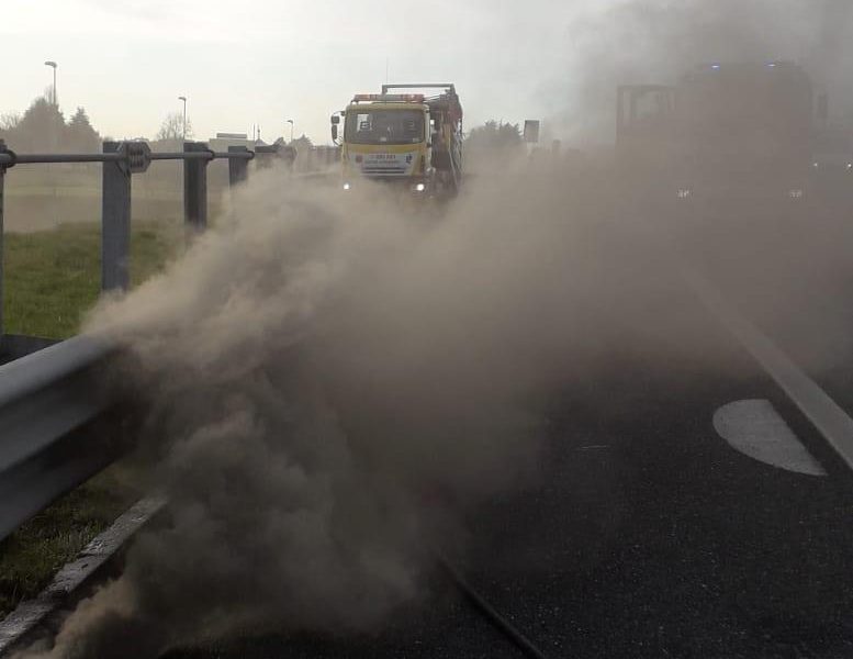 Furgone in fiamme sulla A9. L’incendio si è propagato per oltre un chilometro