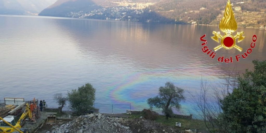 Idrocarburi nel lago davanti a Laglio: galleggianti per contenere l’inquinamento