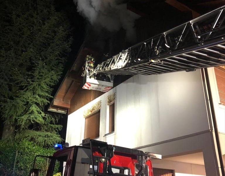 Alzate Brianza, a fuoco una mansarda