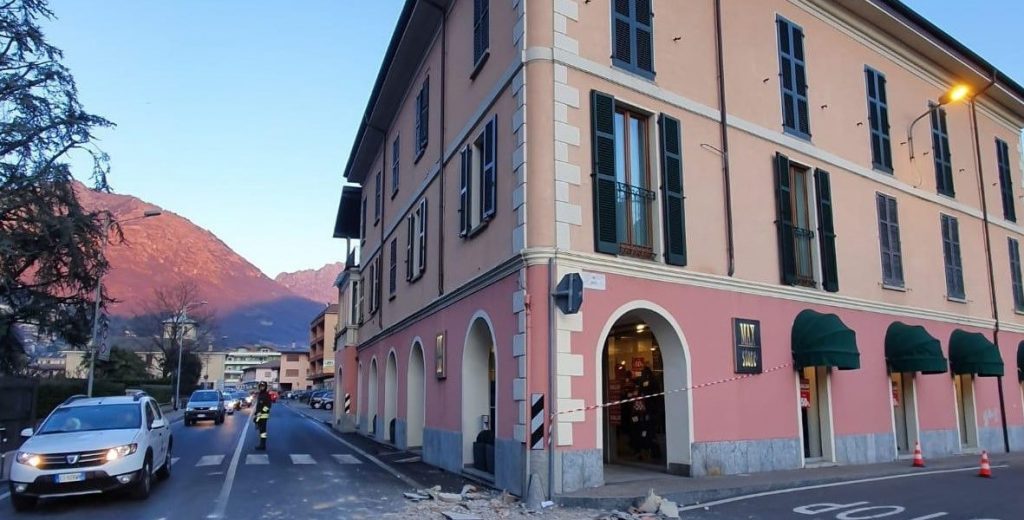 Ferita dal cornicione crollato: la procura apre un’inchiesta e sequestra le macerie