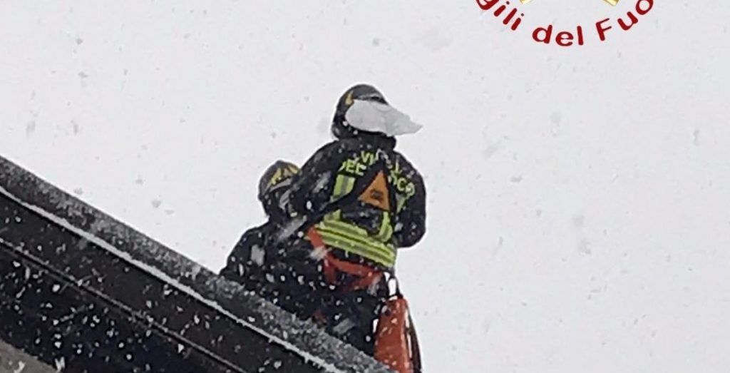 Fiamme in una casa di Pellio Intelvi: intervento dei vigili del fuoco sotto la neve
