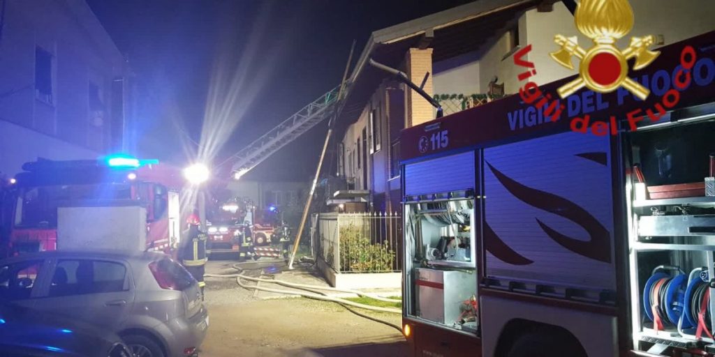 Incendio ieri sera a Lomazzo: intervento dei vigili del fuoco in piazza Trento