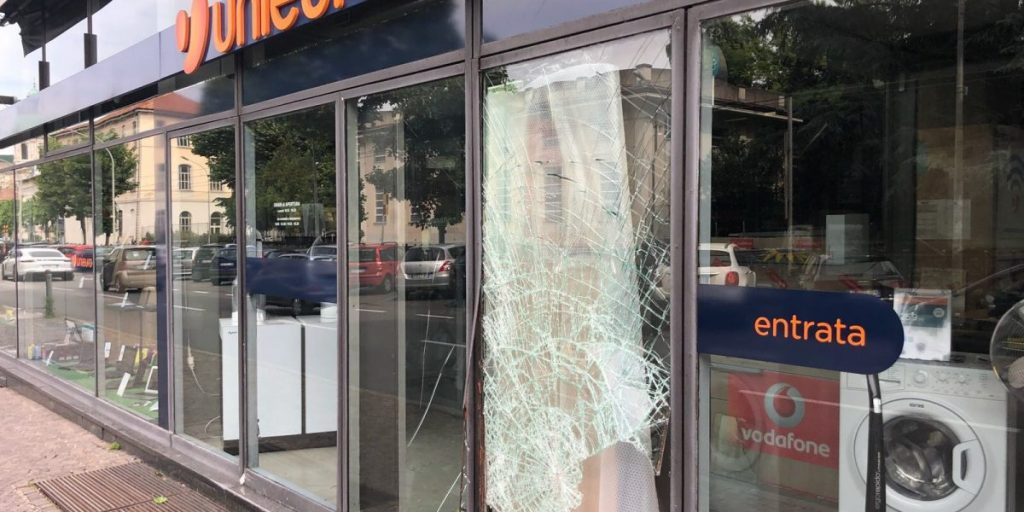 Nuova spaccata con un tombino in pieno centro: la polizia recupera la refurtiva