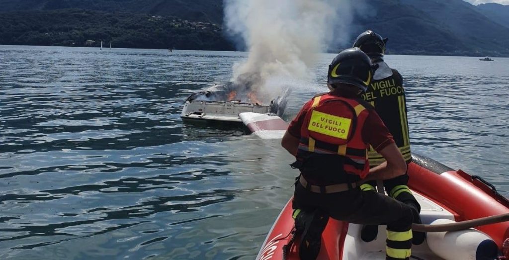Barca in fiamme davanti a Dongo: si salva lanciandosi in acqua