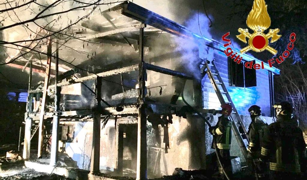Brucia lo chalet per vendetta contro la ex moglie: 41enne arrestato dai carabinieri