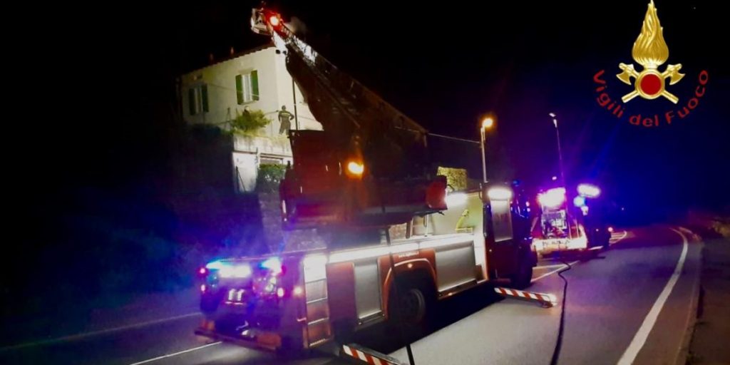 Incendio a Como sulla Statale per Lecco: intervento dei vigili del fuoco
