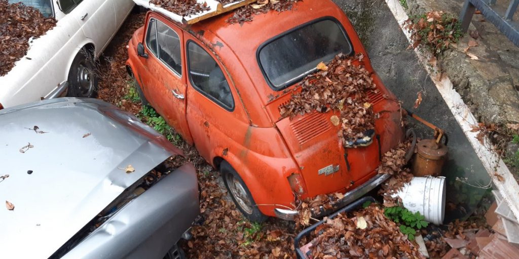 Auto e motorini abbandonati tra bidoni e rifiuti pericolosi: sotto sequestro un capannone e l’area circostante