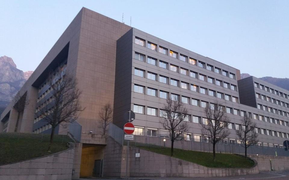 Ambulanza fuori controllo colpisce due volontarie