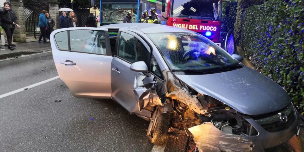 Auto contro un bus di linea: tre donne ferite a Olgiate Comasco