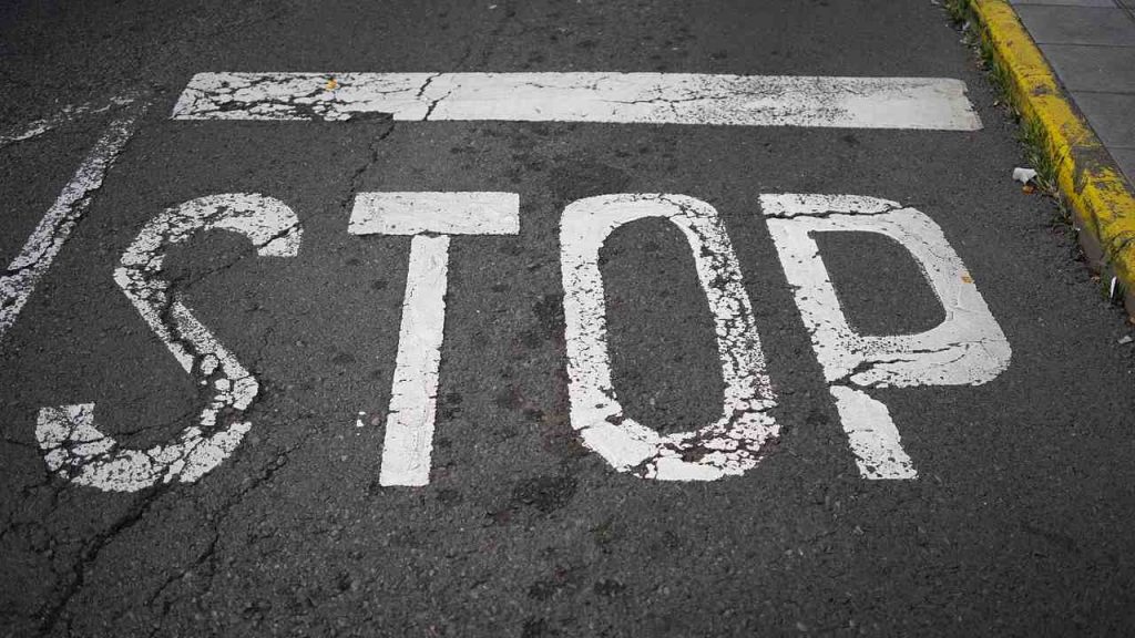 Auto sprofonda in una voragine nell’asfalto a Como | Cosa è successo?