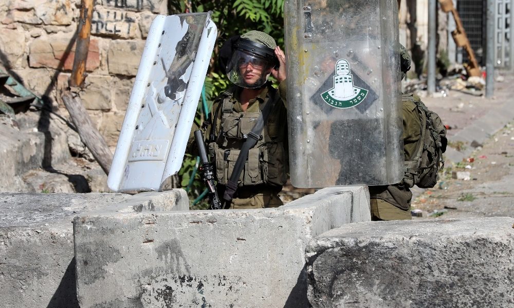 A Hebron lancia sassi a soldati, ragazzo diventa un simbolo