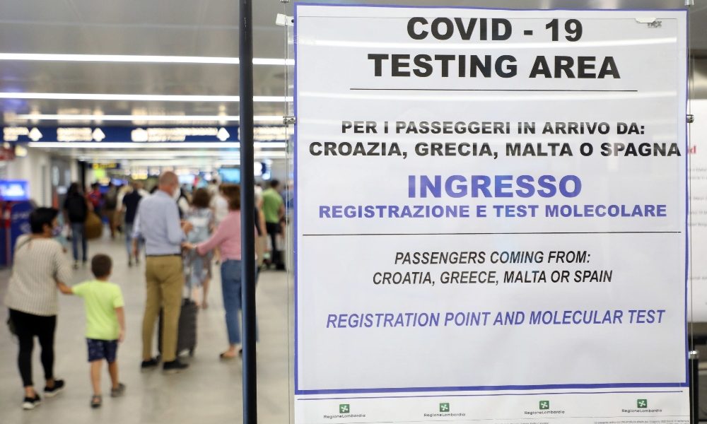 A Milano su 20mila viaggiatori, tampone a 6mila