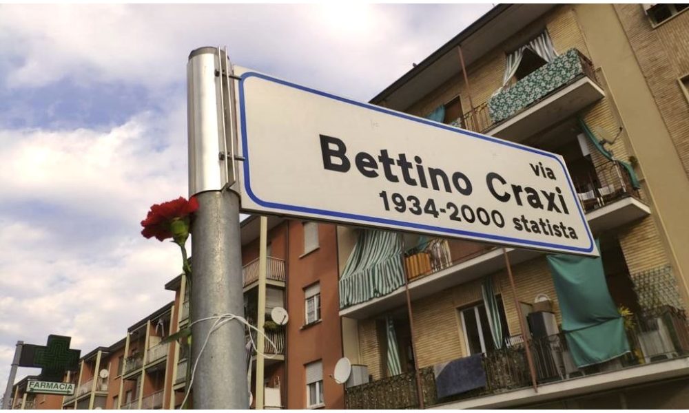 A Sesto un garofano rosso in via Craxi
