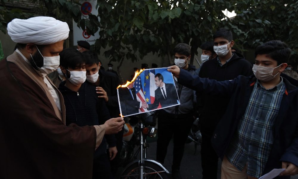 A Teheran a fuoco bandiere francesi e foto di Macron