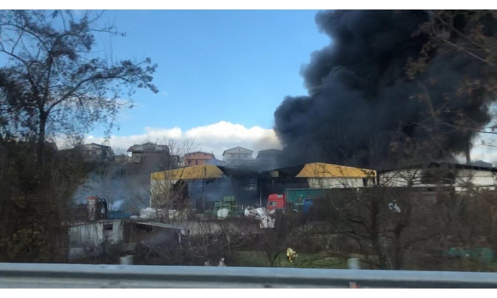 A fuoco fabbrica nel pescarese