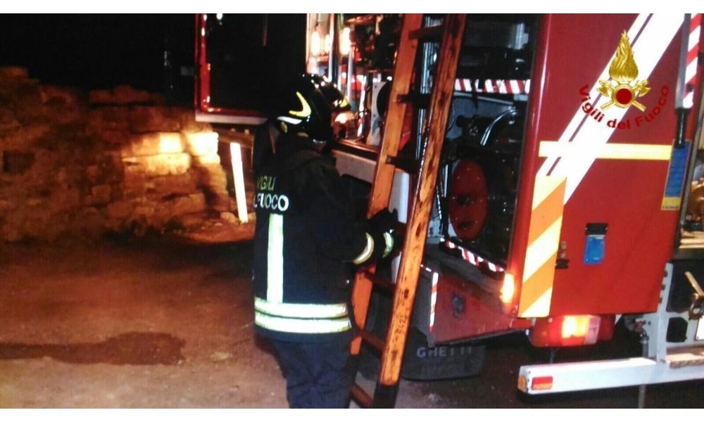 A fuoco magazzino colorificio a Lucca