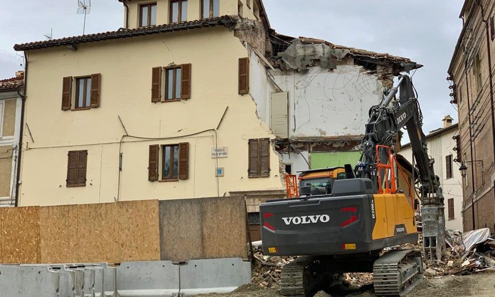 Abbattuto palazzo simbolo sisma Camerino