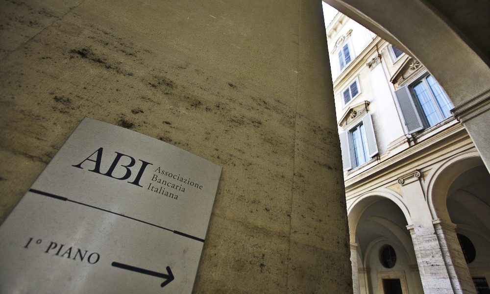 Abi: prosegue boom depositi +8%, pesa incertezza su crisi