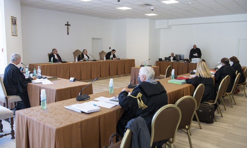 Abusi chierichetti Papa, Pg chiede 6 e 4 anni per imputati