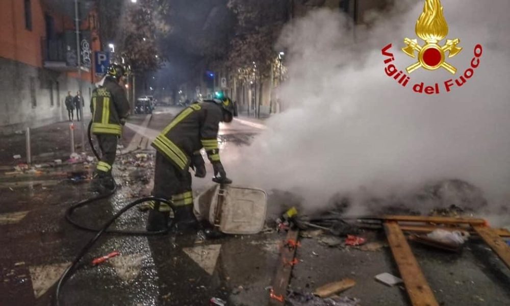 Accerchiarono pompieri, 9 indagati