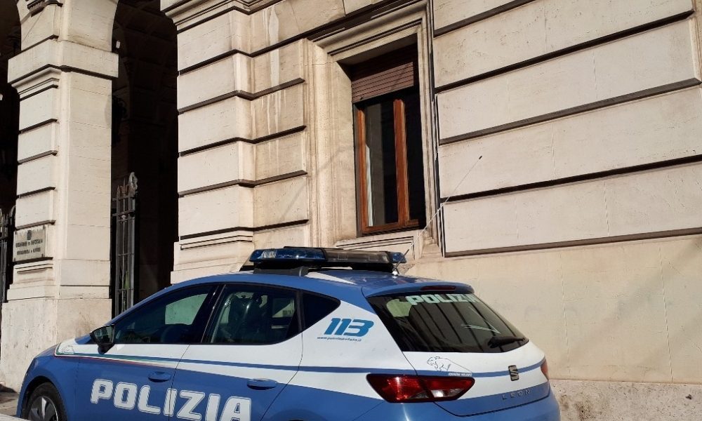 Accesso a sistemi informatici, arresti