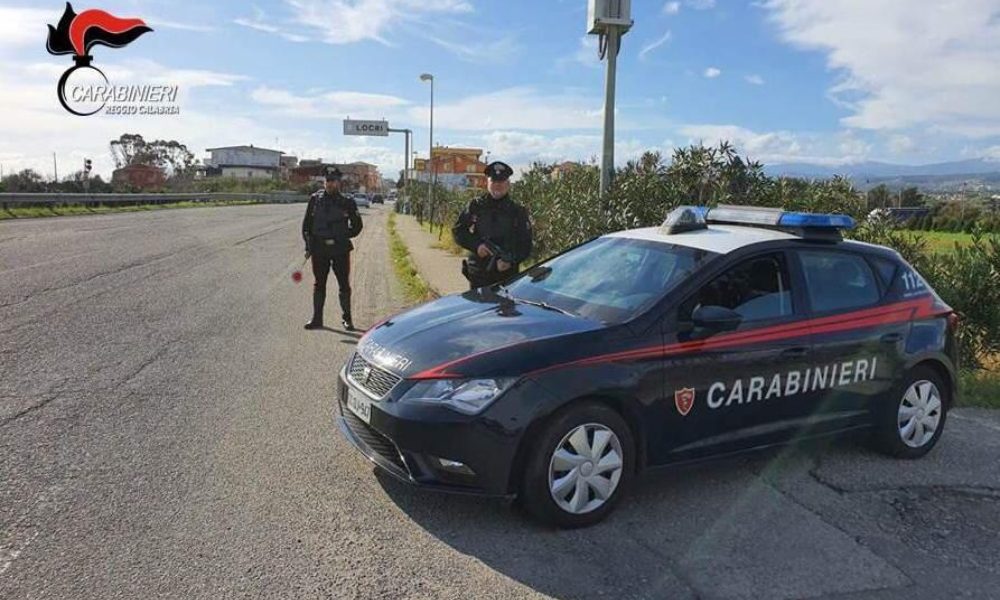 Accoltella 14 volte convivente,arrestato