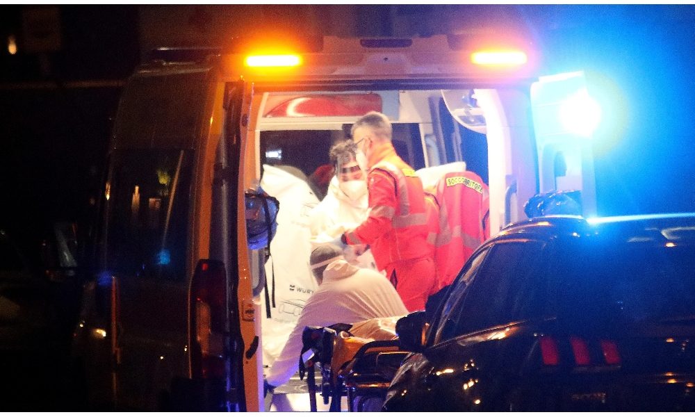 Accoltella alla gola 70enne, arrestato nel Bresciano