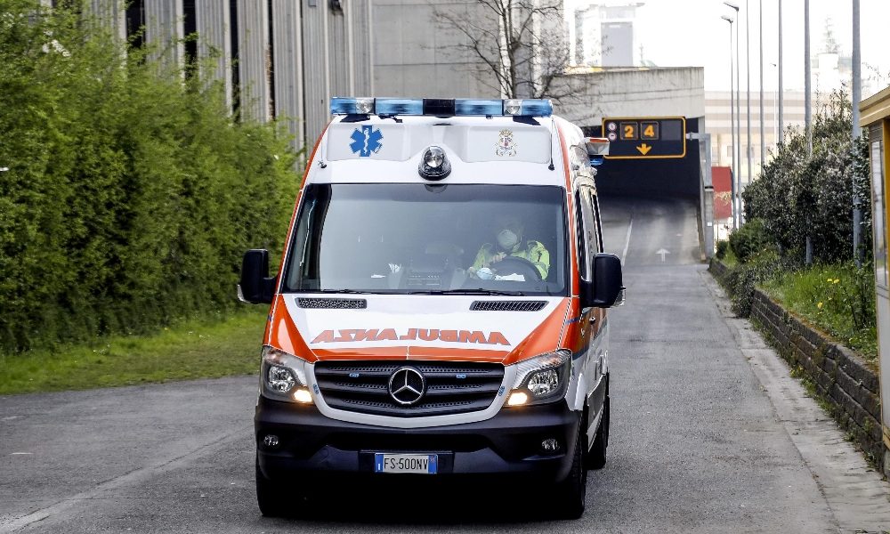 Accoltellato sul bus a Milano, è grave