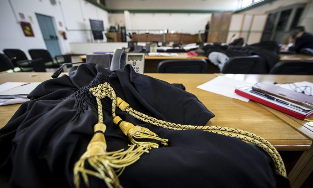 Accusata di stalking a diplomatico