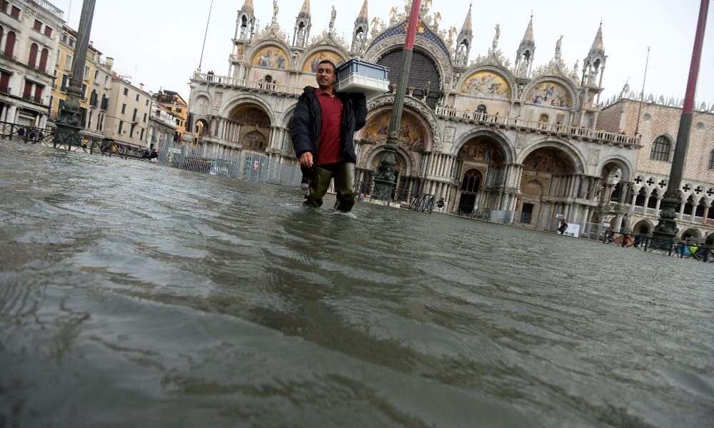 Acqua alta piomba su Venezia, Mose non è attivo