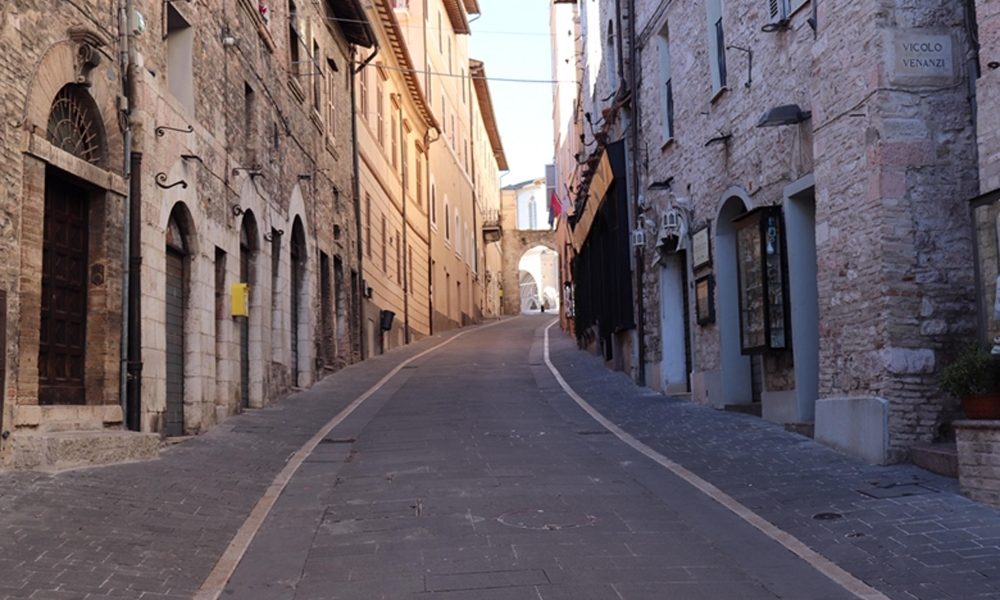 Ad Assisi piazze e chiese deserte