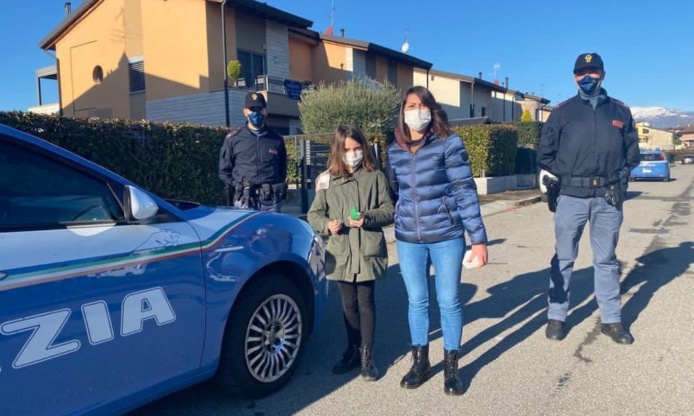 Affida letterina a palloncino, i doni portati dalla Polizia