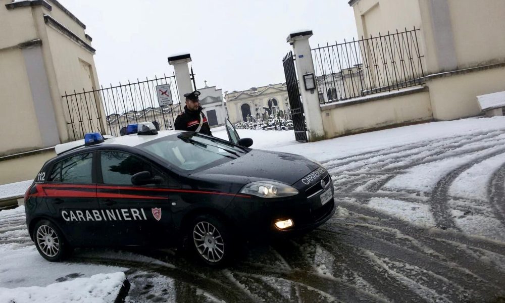 Aggredisce anziana a cimitero, arrestato