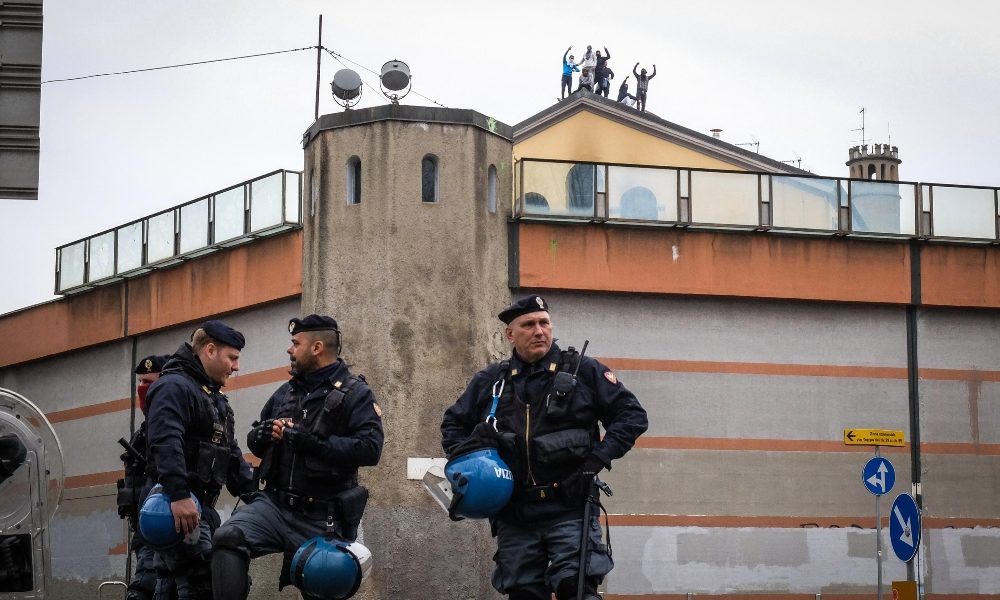 Aggredita anziana invalida per lite in condominio, 2 in carcere