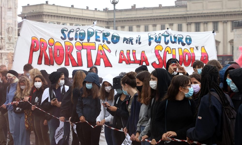 Al via manifestazione Priorità alla scuola sotto la pioggia
