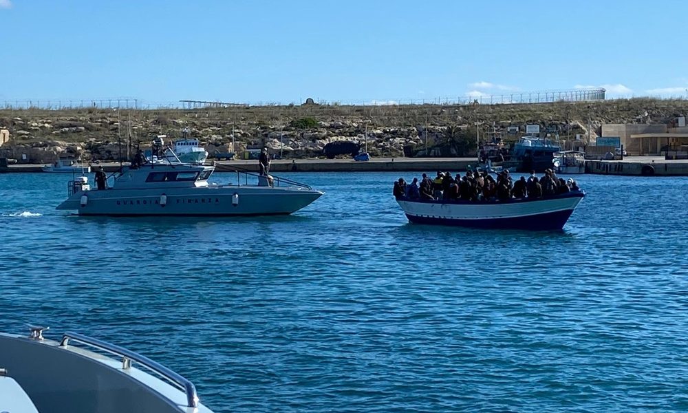 Alarm Phone, imbarcazione con 70 migranti a sud Lampedusa